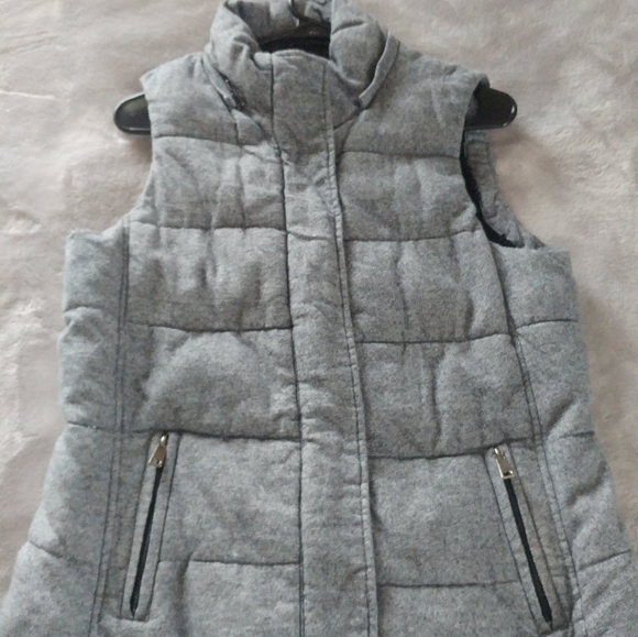 Banana Republic Hooded Puffer Vest - Picture 3 of 7